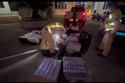 Hơn 10 nghìn gói thuốc lá lậu bị đối tượng bỏ lại tại hiện trường.