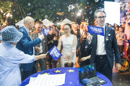 Đại sứ các quốc gia tham quan các gian hàng tại sự kiện.