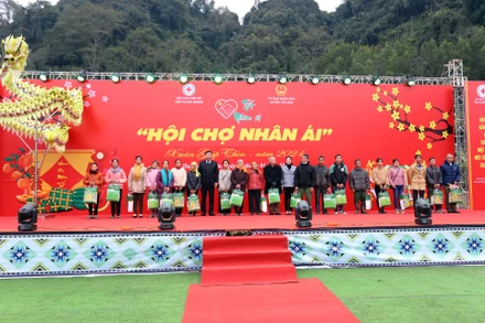 Các đồng chí lãnh đạo tỉnh Tuyên Quang trao quà cho các gia đình chính sách.