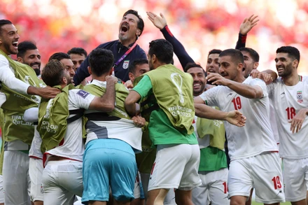 Hai bàn thắng ở phút bù giờ cuối cùng giúp Iran giành trọn vẹn ba điểm. (Ảnh: FIFA)