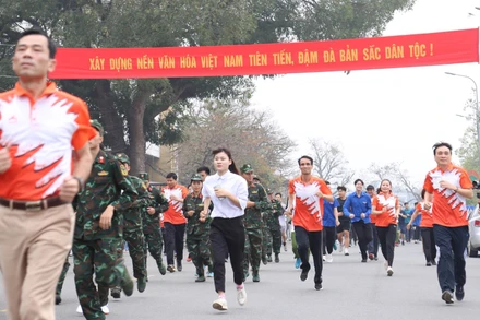 Các đoàn chạy vòng quanh quảng trường Nguyễn Tất Thành, thành phố Tuyên Quang.