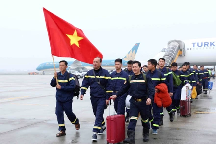 Đoàn công tác Bộ Công an về đến sân bay Nội Bài.