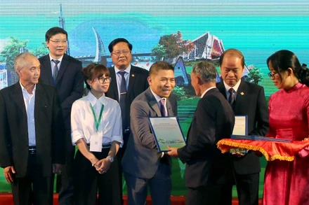 Chủ tịch UBND tỉnh Lâm Đồng Trần Văn Hiệp trao biên bản thỏa thuận hợp tác đầu tư trên địa bàn cho các doanh nghiệp.