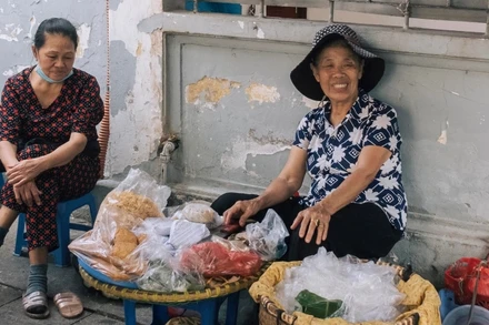 [Video] Cơm nắm muối vừng, món ăn dân dã trở thành “đặc sản” ở Hà Nội