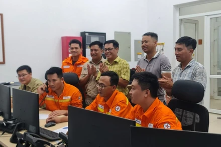 Niềm vui đóng điện thành công hạng mục mở rộng ngăn lộ tại Trạm biến áp 500kV Quảng Trạch.