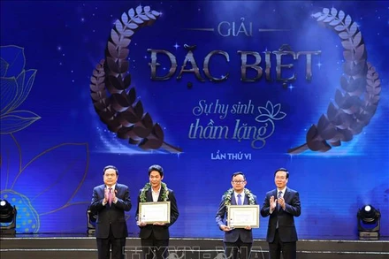 Chủ tịch nước Võ Văn Thưởng và Phó Chủ tịch Thường trực Quốc hội Trần Thanh Mẫn trao Giải Đặc biệt cho tác giả Ngô Anh Văn (Báo Sức khỏe & Đời sống) và trao chứng nhận cho nhân vật trong tác phẩm đoạt giải là bác sĩ Võ Thái Trung, Phó trưởng Khoa Chấn thương-Chỉnh hình (Bệnh viện đa khoa tỉnh Bình Dương. (Ảnh TTXVN)