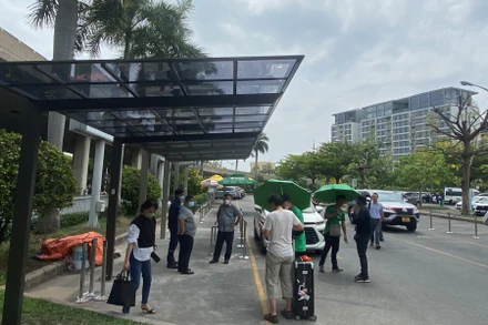 Mái che phục vụ hành khách.