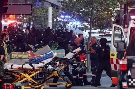 Lực lượng chức năng được triển khai tới hiện trường vụ tấn công bằng dao tại trung tâm thương mại Westfield Bondi Junction ở Sydney, Australia, ngày 13/4/2024. Ảnh: TTXVN