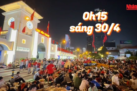 [Video] Ngủ tại chỗ, ăn khẩn trương, đứng cạnh đường, đón đại lễ