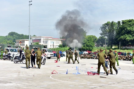 Diễn tập tình huống lực lượng tham gia bảo vệ an ninh, trật tự ở cơ sở hỗ trợ Công an cấp xã giải quyết các vụ việc về an ninh trật tự ở cơ sở.