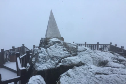 [Video] Tuyết phủ trắng đỉnh Fansipan