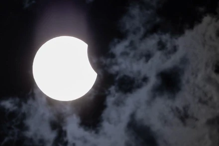 Hiện tượng bắt đầu từ khoảng 10 giờ 36 phút đến 12 giờ 6 phút, đạt cực đại vào lúc 11 giờ 20 phút. (Ảnh: NAG Minh Hoà)