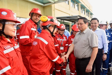 Thủ tướng Phạm Minh Chính gặp mặt kỹ sư, công nhân Nhà máy lọc hóa dầu Nghi Sơn.
