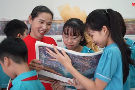 [Video] Độc giả tại Đà Nẵng hào hứng với tranh panorama Chiến dịch Điện Biên Phủ