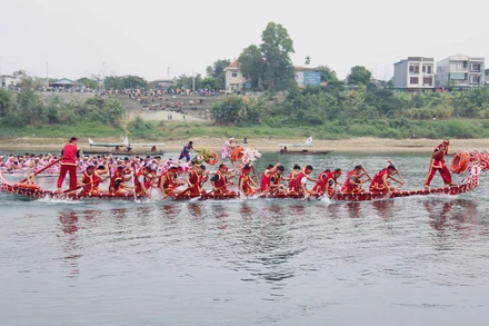[Video] Đầu năm Giáp Thìn xem đua thuyền rồng trên sông Lô