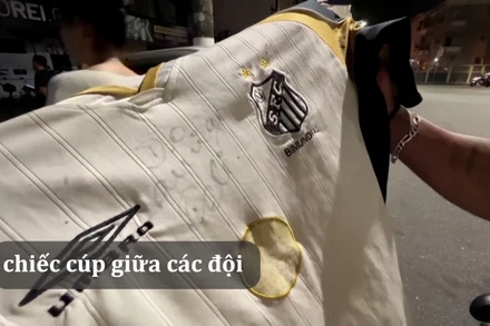 [Video] Người hâm mộ Santos tưởng nhớ Pele