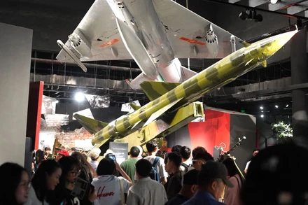 [Ảnh] Hàng vạn lượt người đổ về Bảo tàng Lịch sử Quân sự Việt Nam