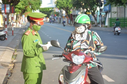 Lực lượng chức năng tỉnh Kiên Giang kiểm soát người dân đi lại trong thời điểm dịch Covid-19 diễn biến phức tạp trên địa bàn thành phố Rạch Giá, tỉnh Kiên Giang.