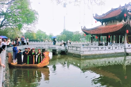 Những thành viên CLB Quan họ Đền Đô biểu diễn tại thủy đình Đền Đô.