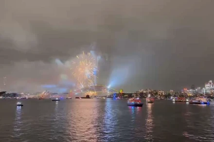 [Video] Pháo hoa chào năm mới tại Sydney
