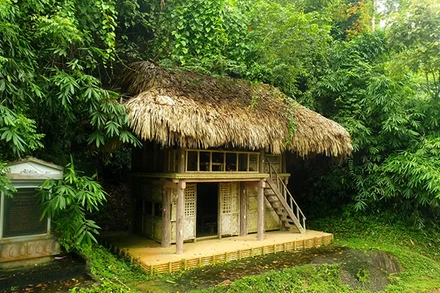 Lán ở và làm việc của Bác Hồ tại Kim Quan.