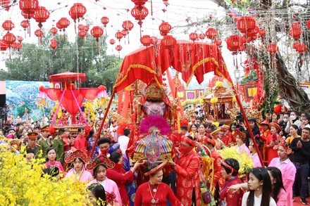 Nghi thức rước mẫu vào đền.