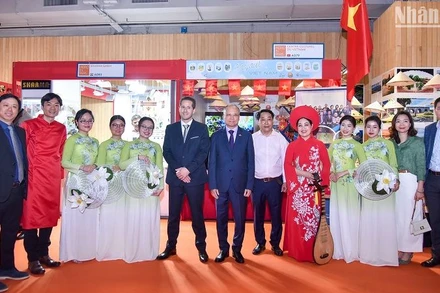 Ông Steven Abajoli, Giám đốc Foire de Paris, chúc mừng sự hiện diện đầy ấn tượng của Việt Nam tại hội chợ năm nay. (Ảnh: MINH DUY - KHẢI HOÀN)