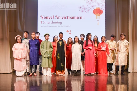 Màn trình diễn áo dài đặc sắc của các sinh viên Khoa tiếng Việt. (Ảnh: MINH DUY)