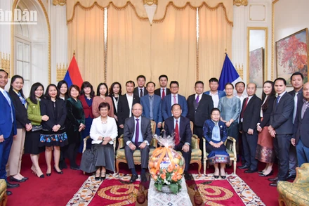 Không khí ấm áp và thân mật tại buổi gặp gỡ chúc mừng Tết Bunpimay giữa Đại sứ quán Việt Nam và Lào tại Pháp. (Ảnh: KHẢI HOÀN)
