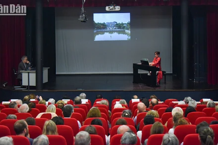 Nghệ sĩ Ngô Hương Giang trình diễn lại bản nhạc phim kinh điển của tác phẩm điện ảnh "Mùi đu đủ xanh". (Ảnh: MINH DUY)