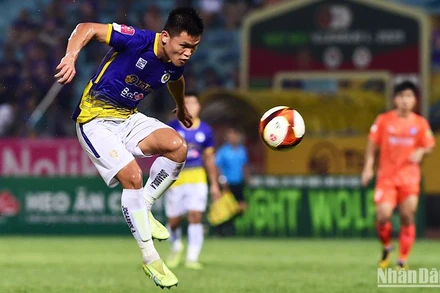 Phạm Tuấn Hải đánh đầu mở tỷ số cho Hà Nội FC. (Ảnh: TRẦN HẢI)