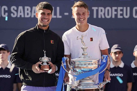 Holger Rune (phải) và Carlos Alcaraz trên bục nhận danh hiệu Barcelona Open. (Ảnh: ATP Tour)