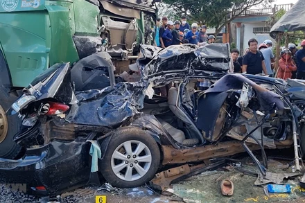 Hiện trường vụ tại nạn giao thông đặc biệt nghiêm trọng khiến ba thành viên câu lạc bộ bóng đá Hoàng Anh Gia Lai tử vong. (Ảnh: TTXVN)