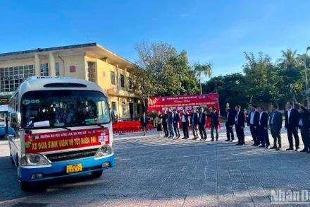 Những chuyến xe miễn phí nghĩa tình ấm áp của Trường Đại học Nông lâm Huế đưa các bạn sinh viên về quê ăn Tết.