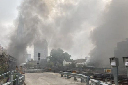 Khói bốc lên từ vụ cháy.