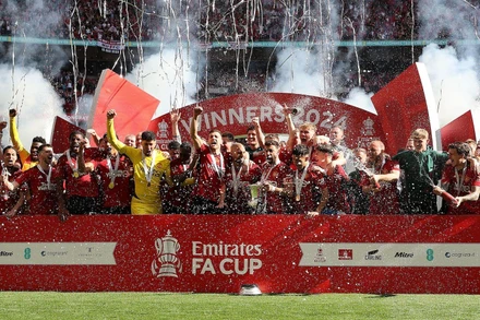 Manchester United ăn mừng vô địch cúp FA.