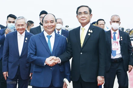 Thủ tướng Thái Lan Prayut Chan-o-cha đón Chủ tịch nước Nguyễn Xuân Phúc tại Sân bay Không quân Hoàng gia Thái Lan. (Ảnh: Thống Nhất/TTXVN)