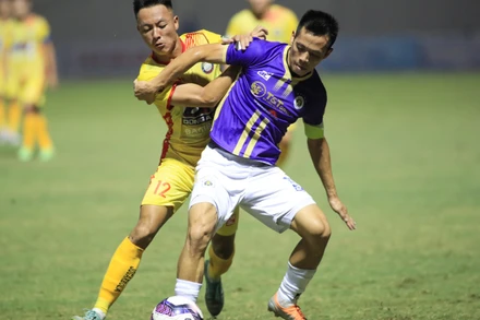 Văn Quyết trong một tình huống tranh chấp bóng cùng cầu thủ Đông Á Thanh Hóa tối 4/11. 