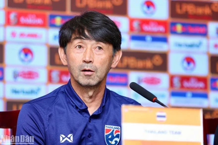 Huấn luyện viên của đội tuyển Thái Lan - ông Masatada Ishii phát biểu tại buổi họp báo trước trận đấu gặp đội tuyển Nga. (Ảnh: SƠN TÙNG)