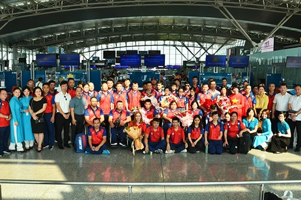 Các thành viên Đoàn thể thao người khuyết tật Việt Nam lên đường dự ASEAN Para Games 12. 