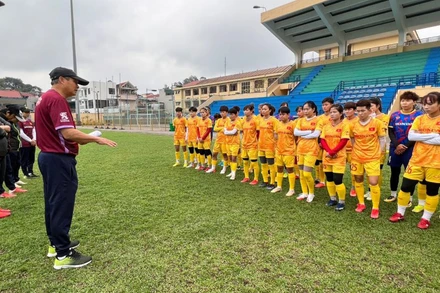 HLV Mai Đức Chung dặn dò các học trò trước buổi tập ngày 11/3. (Ảnh: VFF)