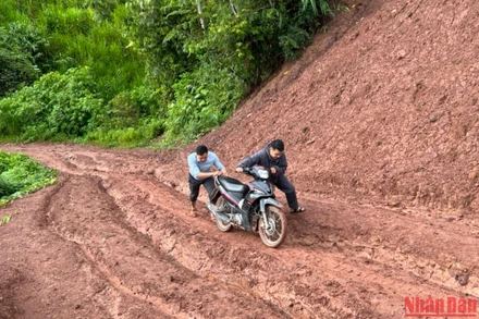 Đường về các bản trong huyện Nậm Pồ mùa này hết sức gian nan. (Ảnh: LÊ LAN)