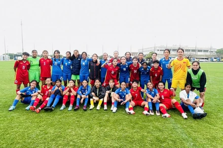 U17 nữ Việt Nam và U17 nữ Singapore chụp ảnh lưu niệm sau khi trận đấu kết thúc. (Ảnh: VFF)