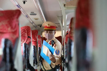 Tổng kiểm soát xe ô-tô kinh doanh vận tải hành khách và xe ô-tô vận tải hàng hóa bằng container.