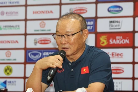 HLV Park Hang-seo tại buổi họp báo sau trận đấu giao hữu tối 30/11 giữa đội tuyển Việt Nam và CLB Dortmund. (Ảnh: VFF)