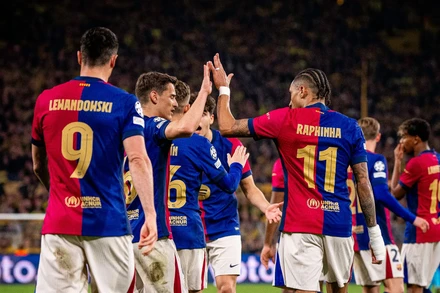 Các cầu thủ Barca ăn mừng khi giành vé đi tiếp. (Ảnh: FC Barcelona)