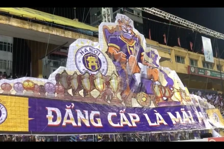 Băng rôn khổng lồ của hội cổ động viên Hà Nội FC