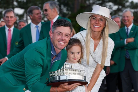 Rory McIlroy cùng vợ và con gái ăn mừng với Cúp vô địch The Masters 2025. (Ảnh: PGA Tour) 
