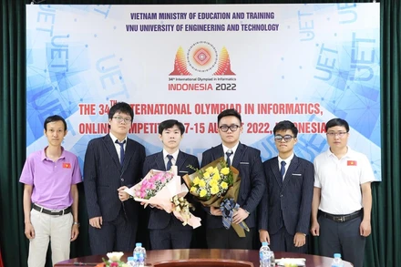 Các học sinh (mặc comple) đoạt Huy chương Olympic Tin học quốc tế năm 2022. 
