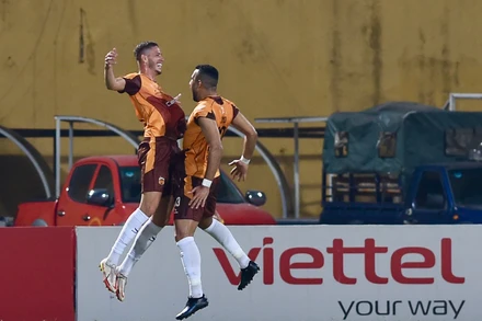 [Ảnh] Thể Công Viettel thua đáng tiếc trong ngày HLV Kim Sang-sik dự khán